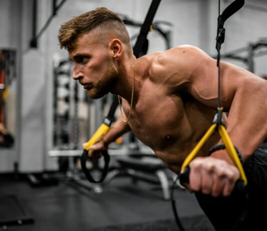 어깨 건강을 위한 운동, 전문가들이 추천하는 5가지 운동 topless man in black pants holding black and yellow exercise equipment
