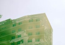 초고층·지하연계 복합건축물 475곳 재난관리 실태점검 a tall building with a lot of windows on top of it