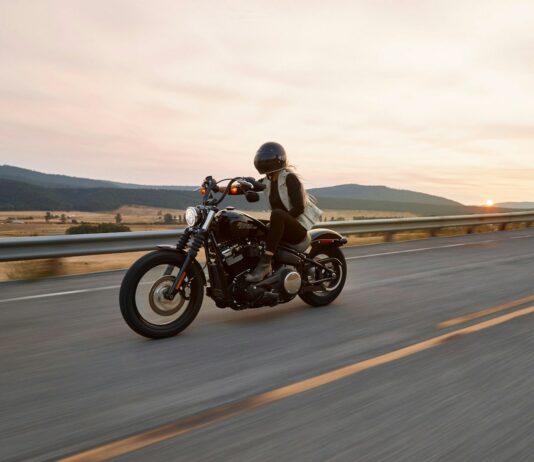 불법자동차 집중 단속…번호판 가림·불법튜닝 이륜차 등 man on black cruiser motorcycle in highway