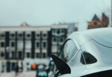 정부청사 전기차 충전기 100기 확충…24시간 콜센터 운영 white and black car in front of white building during daytime