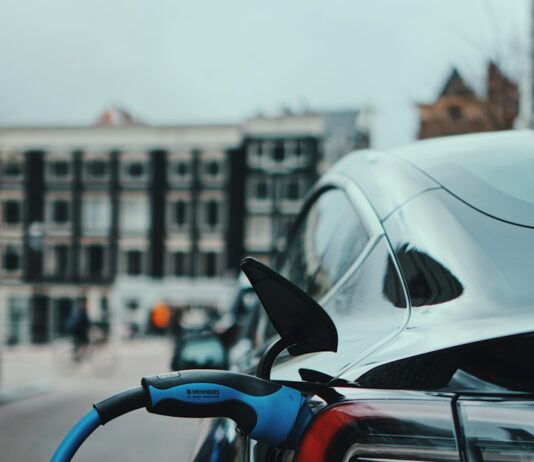 정부청사 전기차 충전기 100기 확충…24시간 콜센터 운영 white and black car in front of white building during daytime