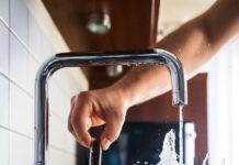 건강한 생활을 위한 수분 섭취 방법 person opening faucet