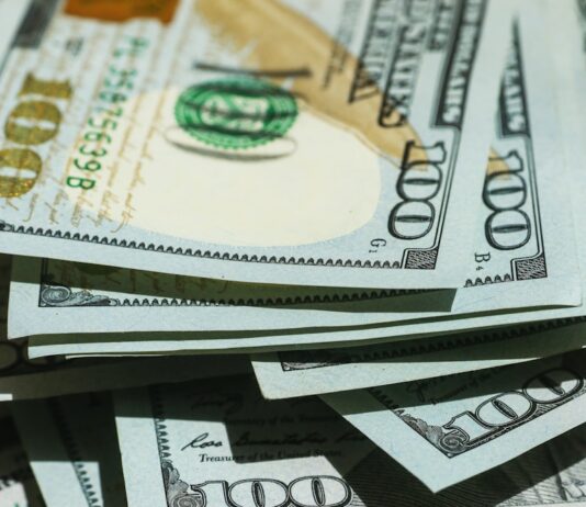 구직급여 수급 횟수에 따라 급여액 감액…노동시장 약자는 제외 white and black printer paper