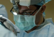 정부 “의대 교수들의 ‘수련 보이콧’ 발생 시 법적 조치 강구” man in blue and white collared shirt wearing green face mask