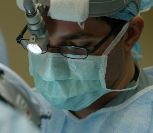 정부 “의대 교수들의 ‘수련 보이콧’ 발생 시 법적 조치 강구” man in blue and white collared shirt wearing green face mask