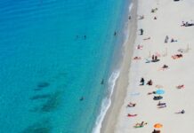 여름철 야외 수영의 장점과 주의사항 bird's eye view photo of people on beach