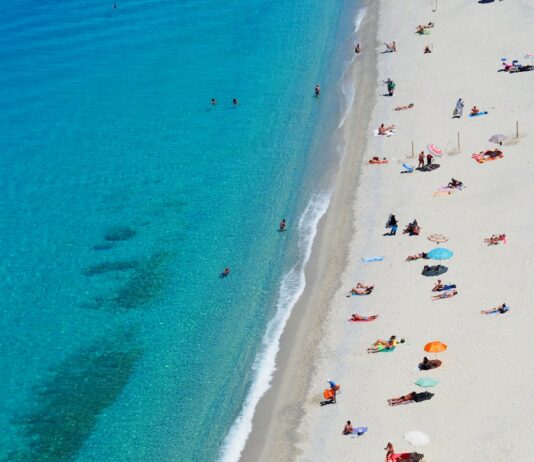 여름철 야외 수영의 장점과 주의사항 bird's eye view photo of people on beach