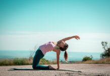 필라테스 기구와 맨몸 운동, 무엇이 더 효과적일까? a woman doing a yoga pose on a yoga mat
