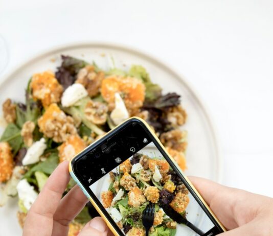 다이어트에 최적기, 가을철 체중 감량 꿀팁 person using iPhone taking picture of food