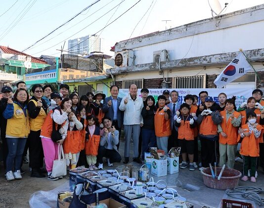 제20기 한마음 가족 봉사단, 오래된 골목에 벽화로 희망을 전하다