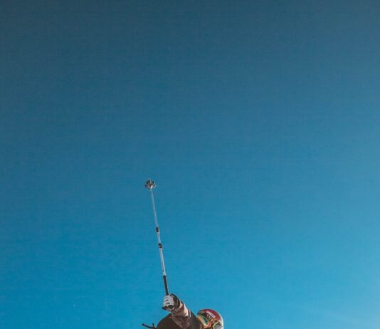 면역력을 높이는 겨울철 운동 추천 man skiing on land