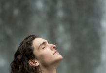 스트레스 완화를 위한 심리적 운동 man in gray pullover hoodie closed eyes while heads up