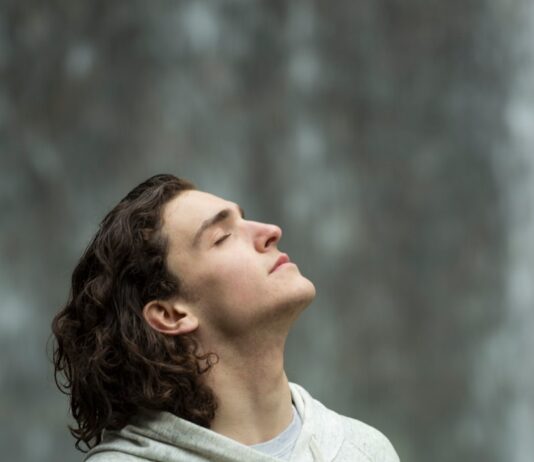 스트레스 완화를 위한 심리적 운동 man in gray pullover hoodie closed eyes while heads up