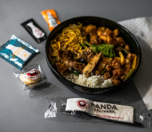 면과 밥 중 어떤 것을 먹어야 할까? A bowl of food sitting on top of a table