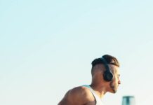 지금 당장 스트레칭을 시작해야 하는 이유 man in white tank top and black shorts wearing black sunglasses