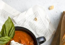 저칼로리 간식으로 다이어트 중에도 건강하게 먹기 a bowl of soup with a spoon