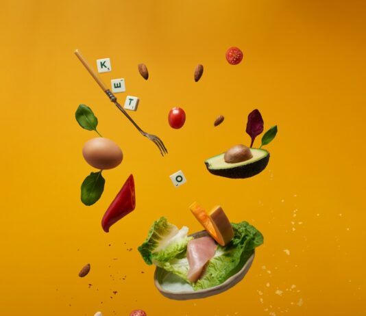 건강한 식단과 꾸준한 운동으로 몸과 마음의 균형유지하기 a plate with lettuce, ham, eggs, carrots, and other