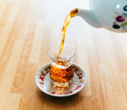 피부가 좋아지는 식단, 무엇을 먹어야 할까? person pouring tea into cup