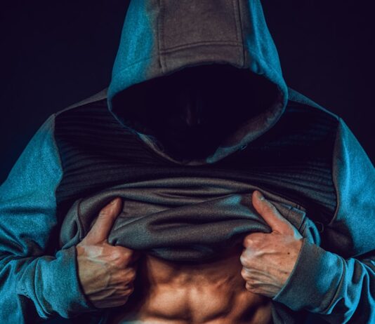 “배만 계속 나온다”…살이 찐 게 아니라 ‘복부 긴장’ 문제일 수 있습니다 man in gray hoodie