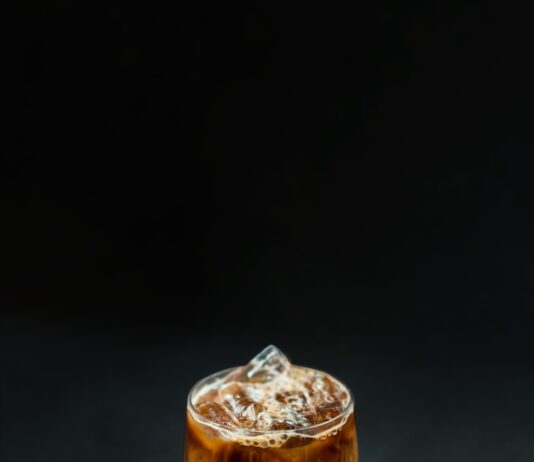 “입냄새가 심해졌다는 말 들었어요”… 냉커피가 만든 구강건조증, 원인일 수 있습니다 a glass filled with liquid sitting on top of a table