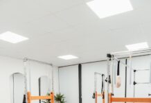 필라테스: 몸과 마음을 강화하는 완벽한 운동 a white room with mirrors and equipment in it