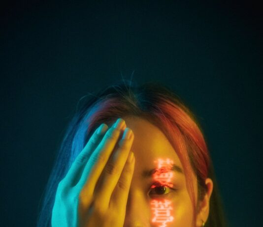 스마트폰·컴퓨터 시대, 디지털 기기 사용이 눈 건강에 미치는 영향과 예방법 woman with blue hair covering her face with her hand