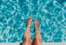 햇빛을 받고 땀을 흘리는 여름철, 피부 관리가 중요하다. woman sitting on poolside setting both of her feet on pool
