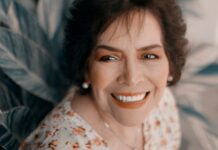 갱년기 증상 완화를 위한 효과적인 방법과 호르몬 건강 지키는 비결 woman's face