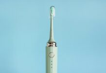 “여름만 되면 입 냄새가 심해져요”… 구강 건조증 때문일 수 있습니다 silver flute with green background