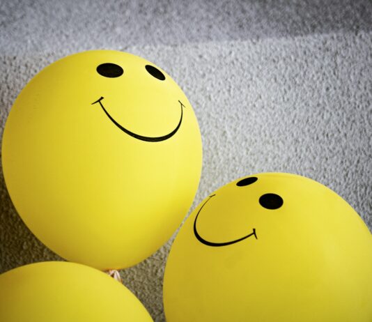 바쁜 일상 속 지키는 마음의 건강, 정신건강 관리법 yellow smiley emoji on gray textile