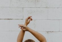 여성 건강관리, 일상 속 실천으로 지키는 건강한 삶의 비결 woman wearing grey tank top