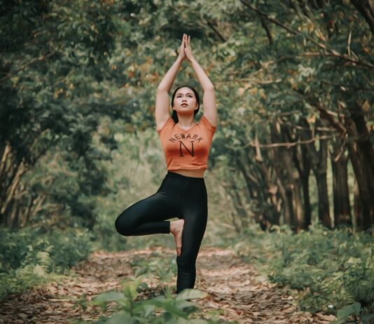 현대인을 사로잡는 웰니스 문화, 건강한 삶의 새로운 기준이 되다 woman doing yoga near trees