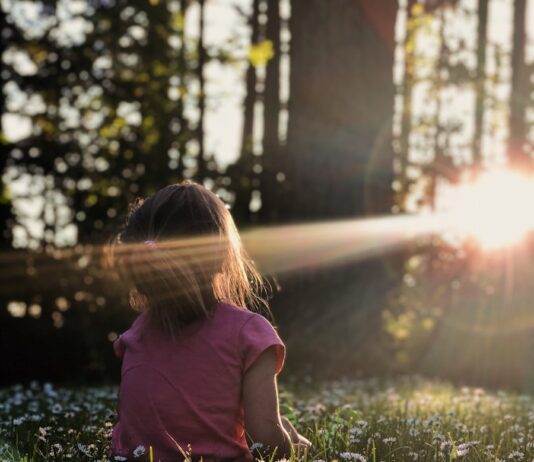 생활 속 ‘마음 챙김’ 실천, 바쁜 일상에 작은 쉼표를 더하다 girl sitting on daisy flowerbed in forest
