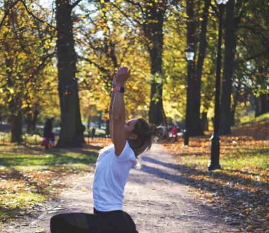 바쁜 일상 속 웰니스 문화, 나만의 작은 습관에서 시작된다 woman stretching on pathway