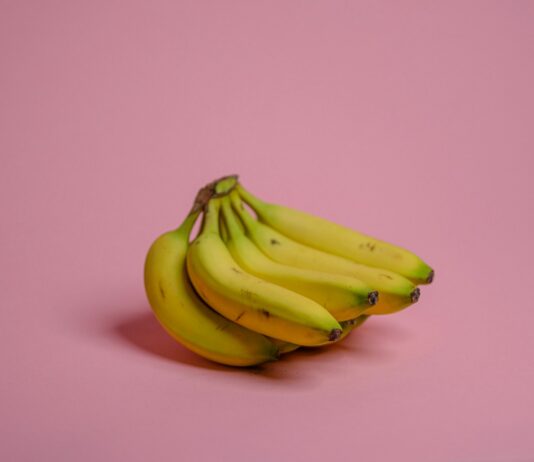 내 몸이 건강해지는 식단, 일상에서 실천하는 방법은? yellow banana fruit on pink surface