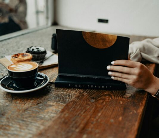 “마음챙김과 디지털 디톡스… 일상 속에서 지키는 정신건강” a woman sitting at a table using a laptop computer