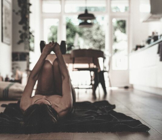 ‘마이크로 워크아웃’ 인기…짧은 운동, 바쁜 일상 속 건강 챙기는 새 트렌드 a woman laying on the floor in a kitchen