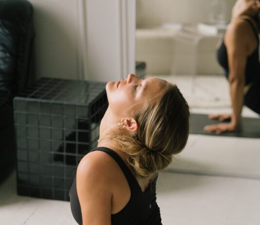 스트레칭은 왜 ‘당기기’가 아니라 ‘대화’인가? a woman lying on the floor