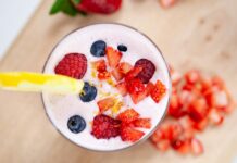 식탁 위 건강 습관, 요즘 식단 트렌드와 실천법 red strawberries on white ceramic bowl