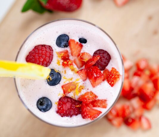 식탁 위 건강 습관, 요즘 식단 트렌드와 실천법 red strawberries on white ceramic bowl
