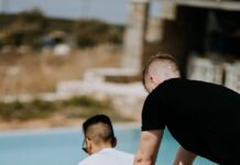 “남자가 무슨 필라테스?” 편견 깨고 조용히 급증하는 ‘맨즈 필라테스’ 열풍 man in black shirt assisting man in white shirt