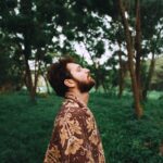 뇌 건강, 일상 습관부터 지킨다… ‘두뇌 활력 루틴’ 실천법 주목 man standing near tree