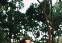 뇌 건강, 일상 습관부터 지킨다… ‘두뇌 활력 루틴’ 실천법 주목 man standing near tree