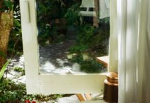 “바쁜 일상 속 작은 변화로 지키는 직장인 건강… 일상 속 실천법 주목” Tea set arranged on a wooden tray by the window.