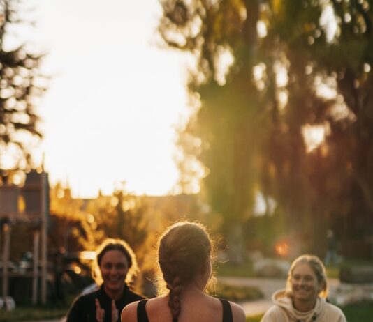 여성 건강관리, 일상 속 작은 변화로 큰 차이를 만든다 a group of people sitting on top of a lush green field