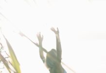 나를 돌보는 작은 변화, 일상 속 웰니스 문화가 바꾸는 건강습관 woman standing near body of water