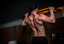 일상 속 ‘근육 키우기’ 열풍…작은 습관이 만드는 건강한 변화 topless man in black shorts holding orange bar