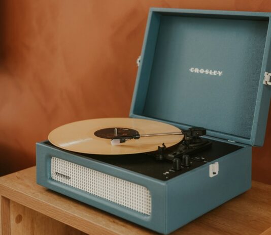 마음 돌보기, 일상 속에서 시작하세요… 새롭게 떠오르는 정신건강 관리 트렌드 A blue record player with a record on it.