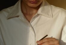 일상을 바꾸는 웰니스 문화, 나만의 작은 변화에서 시작된다 person in white button up shirt holding clear drinking glass with green liquid