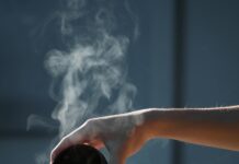 디지털 시대, 대체요법의 새로운 진화…온라인 상담과 AI로 확장되는 웰빙 트렌드 person pouring hot water on white cup